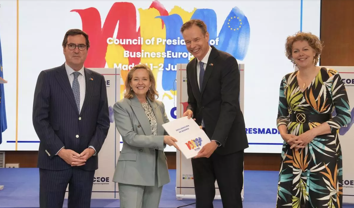 El presidente de CEOE, Antonio Garamendi, junto al presidente y la vicepresidenta de BusinessEurope, Fredrik Persson e Ingrid Thijssen, respectivamente, hacen entrega de la Declaración de Madrid a la vicepresidenta primera del Gobierno y ministra de Asuntos Económicos, Nadia Calviño.