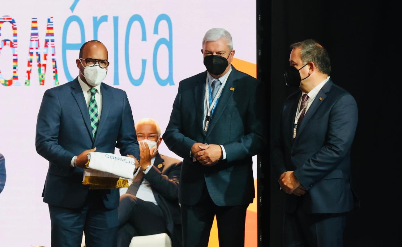 El presidente de la CEA, Gerard Cadena; el nuevo presidente de CEIB y presidente de COPARDOM, William Matías Ramírez; y el secretario permanente del Consejo de Empresarios Iberoamericanos, Narciso Casado, durante el traspaso de la presidencia pro tempore de CEIB.