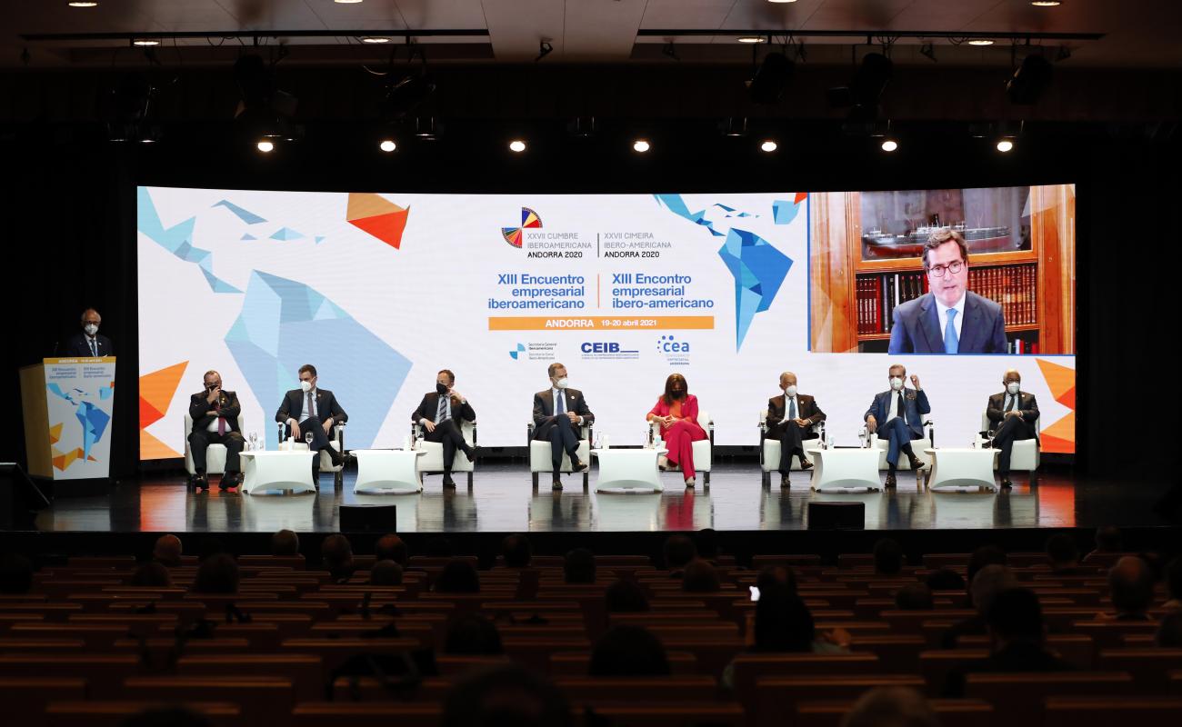 Antonio Garamendi y Erol Kiresepi junto a los demás participantes durante la clausura del Encuentro.