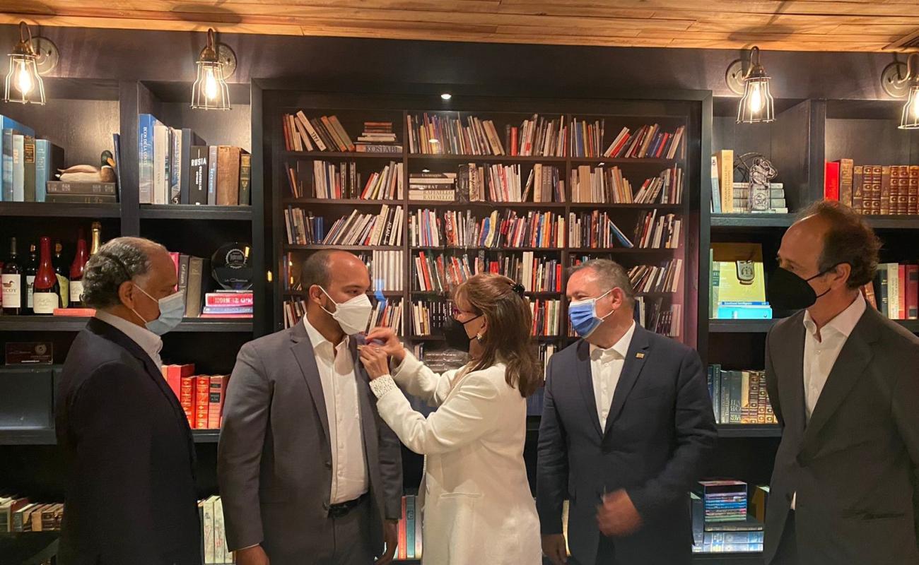 La secretaria general Iberoamericana impuso el distintivo de CEIB a su presidente, William Matías Ramírez, en presencia de Pedro Rodríguez, Pablo Adrián Hardy y Narciso Casado.