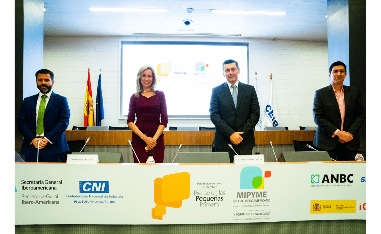 Ponentes posando para la foto, inauguración primer panel Foro Innovación Abierta