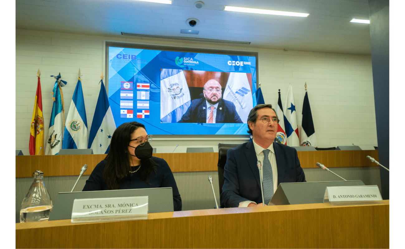 Mónica Bolaños y Antonio Garamendi en inauguración de Foro SICA