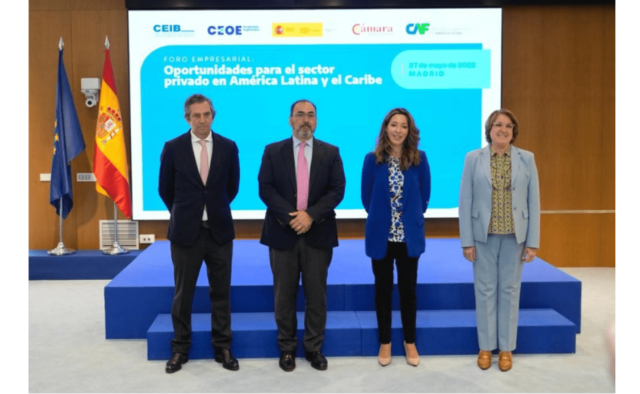 Representantes del tripartito junto al presidente ejecutivo de CAF, Sergio Díaz-Granados