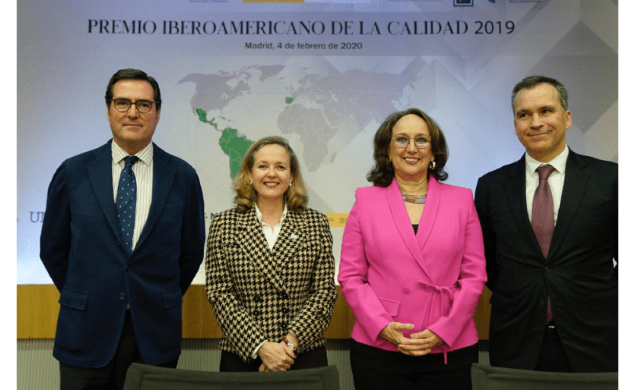 Antonio Garamendi y Rebeca Grynspan, posan para foro en la entrega de premio iberoamericano calidad FUNDIBEQ