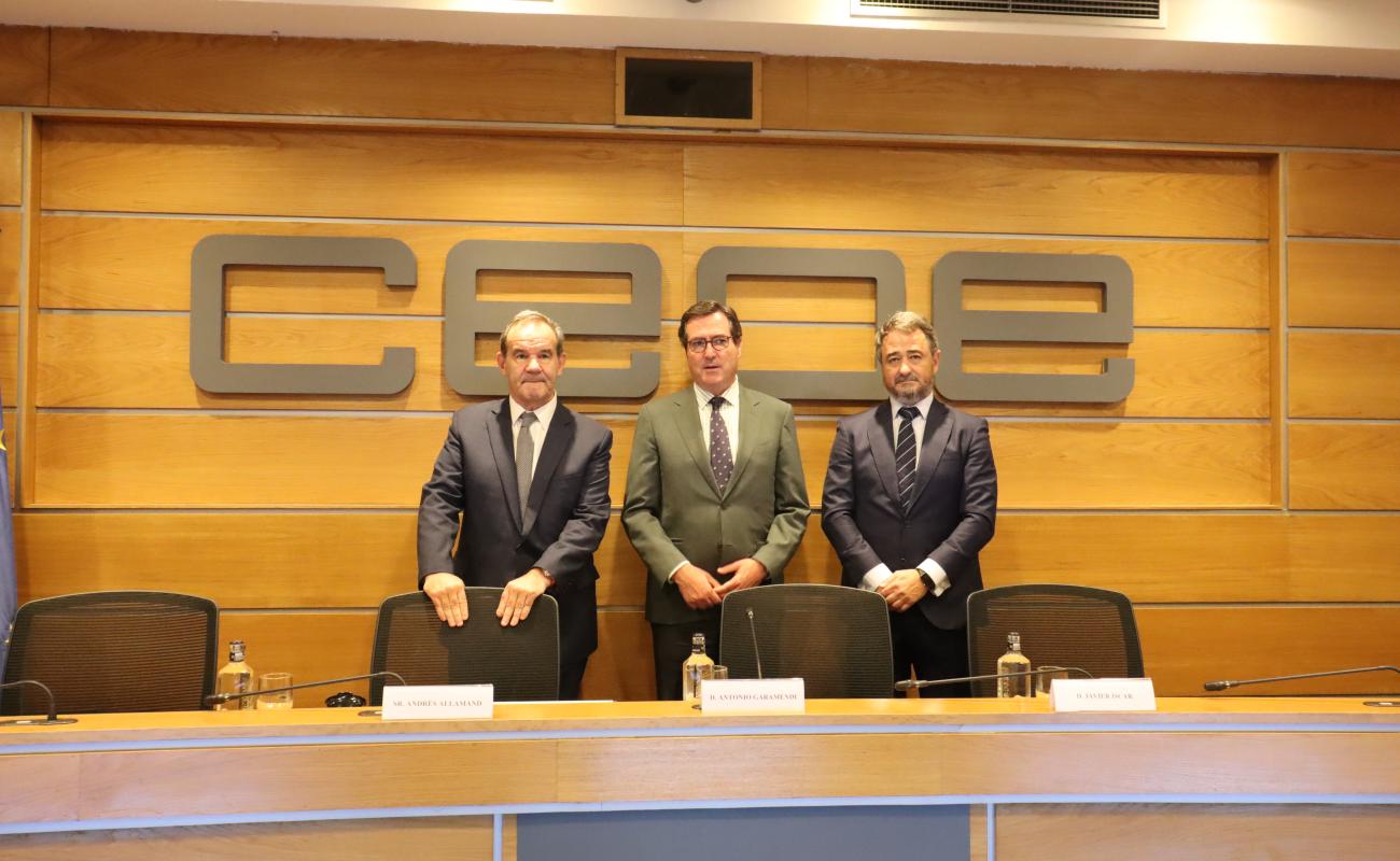 Andrés Allamand, Antonio Garamendi y el presidente de CIAR, Javier Íscar, en una jornada sobre arbitraje iberoamericano, celebrada en CEOE