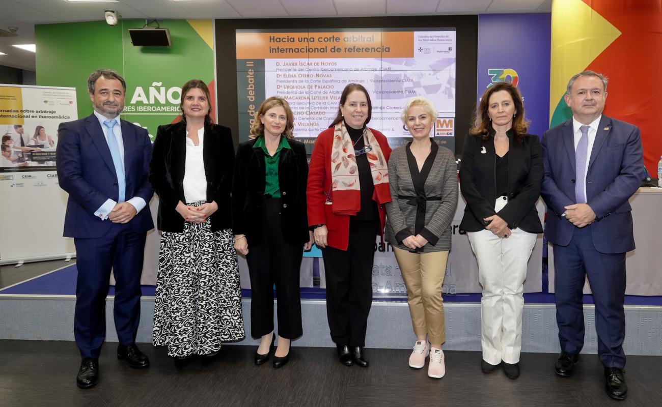 foto de grupo panel de arbitraje