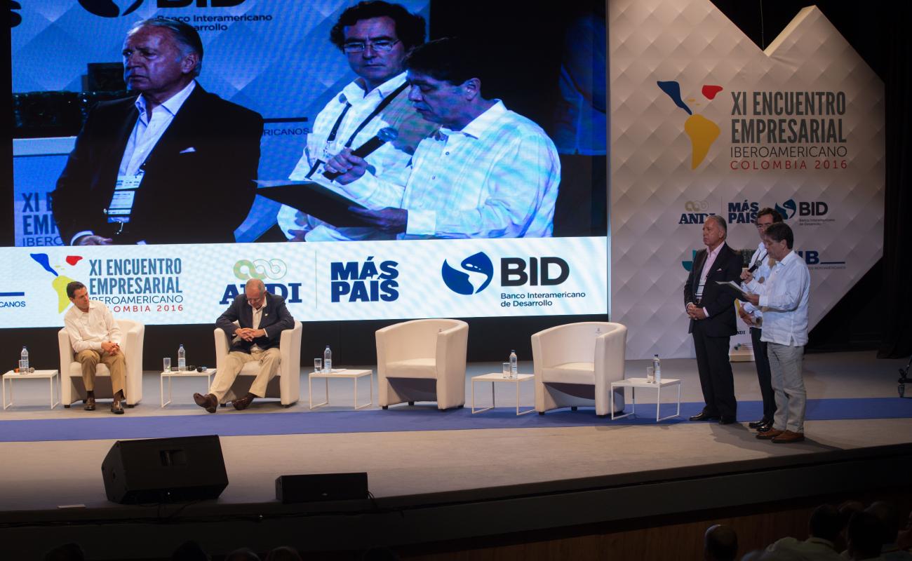 Antonio Garamendi, Bruce Mac Master, y Daniel Funes de Rioja, durante el conversatorio