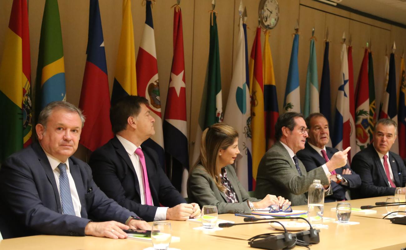 Narciso Casado y otros participantes durante la reunión con el secretario general Iberoamericano, Andrés Allamand