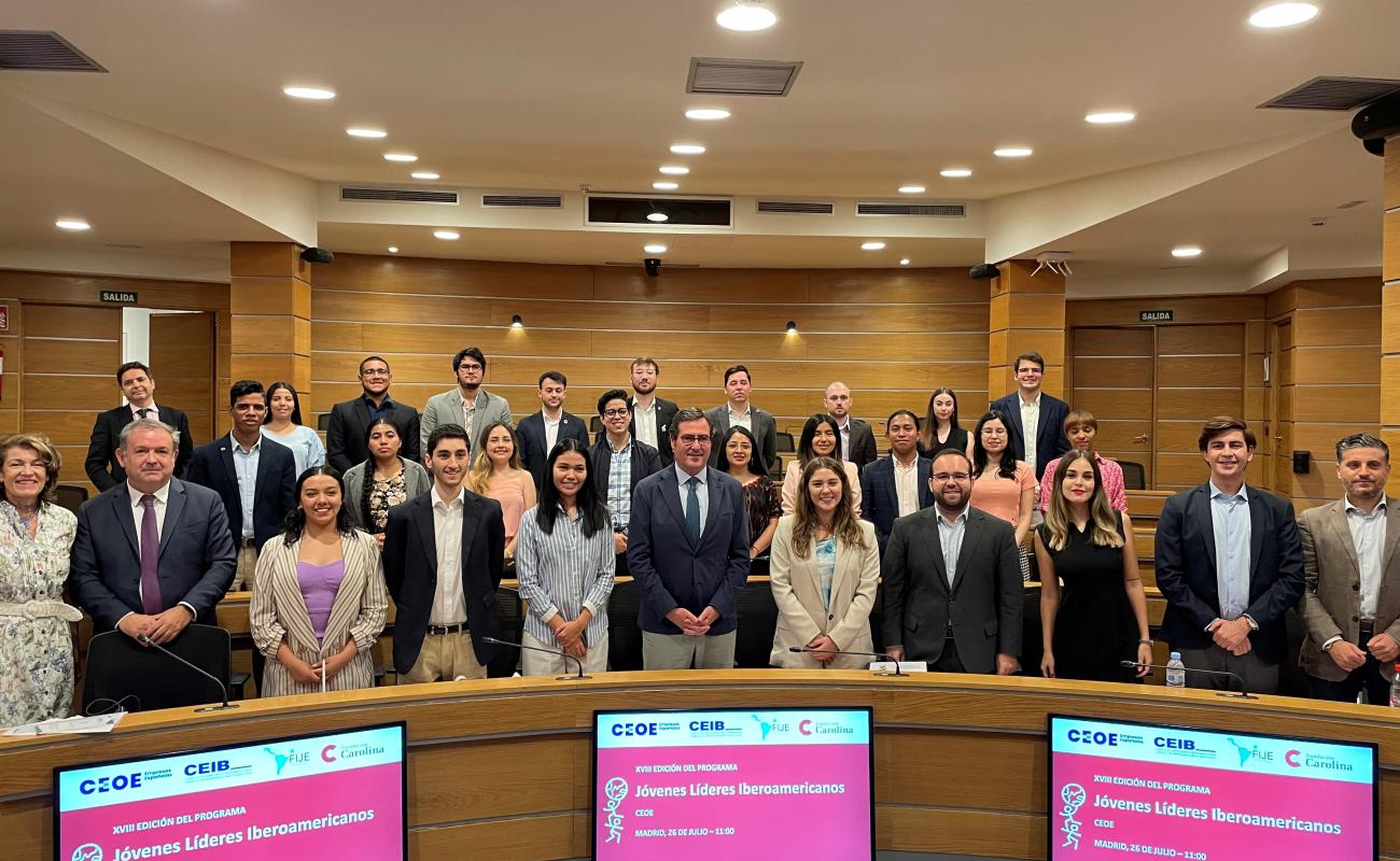 Antonio Garamendi, Narciso Casado y Antonio Magraner con los alumnos del programa "Jóvenes Líderes Iberoamericanos"