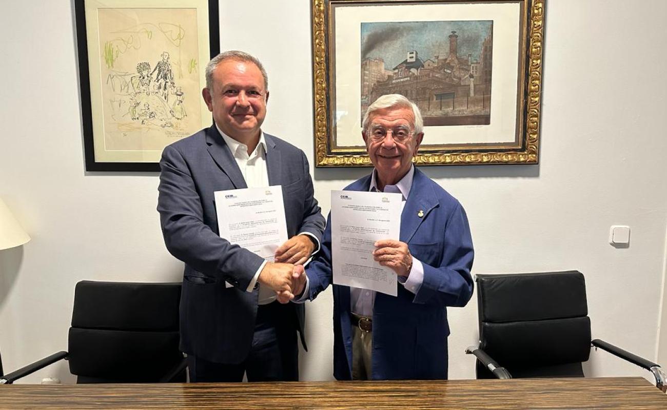 El secretario permanente de CEIB, Narciso Casado y el presidente de la AIBG, Rafael Ansón, durante la firma del acuerdo.