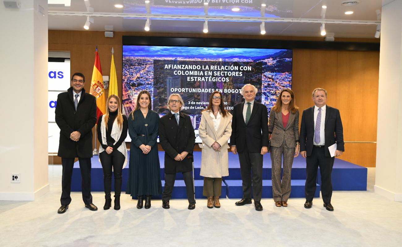 Foto de familia con los participantes en la jornada sobre las oportunidades de negocio en Bogotá