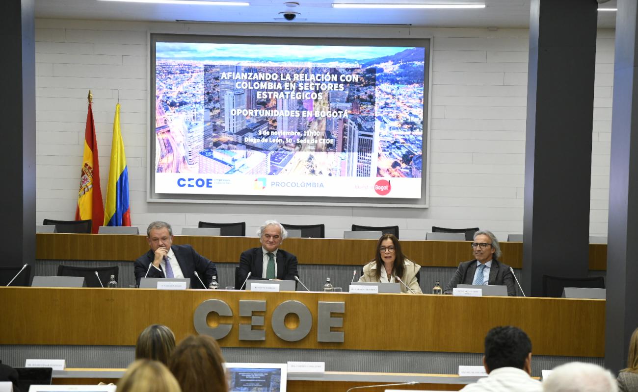 Participantes en la inauguración de la jornada en CEOE