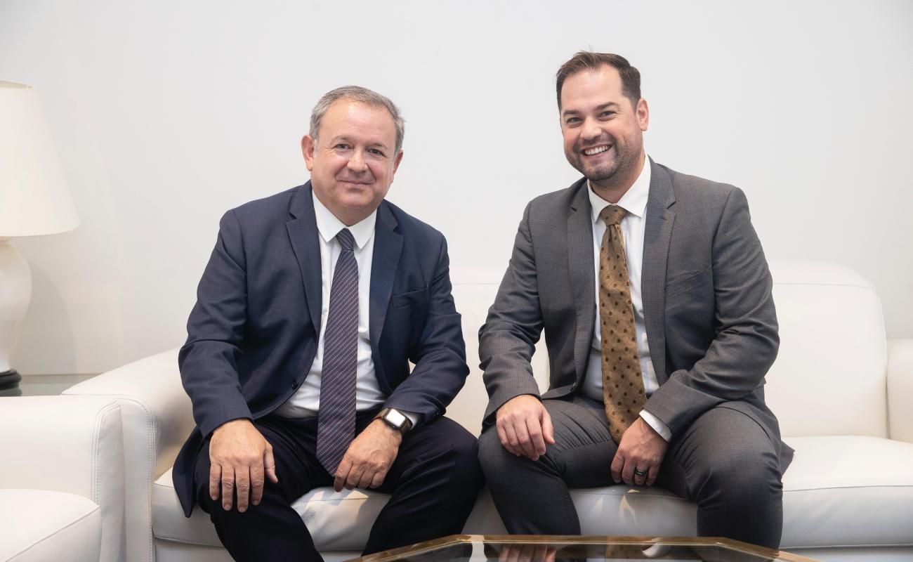 El secretario permanente de CEIB y nuevo presidente de honor del Consejo de Asesores de FIJE, Narciso Casado, junto al presidente reelecto de FIJE, Matías Fernández.