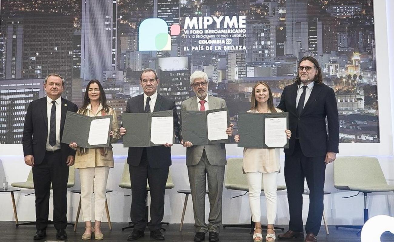 Narciso Casado y Jaume Gaytán haciendo entrega del Compromiso a Germán Umañana