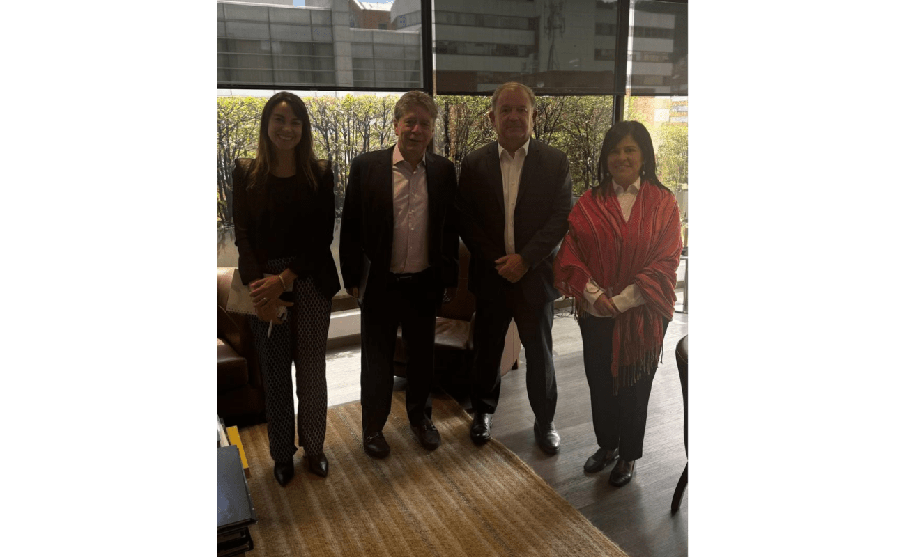 El secretario permanente de CEIB, Narciso Casado, con el presidente de la ANDI, Bruce Mac Master y su equipo