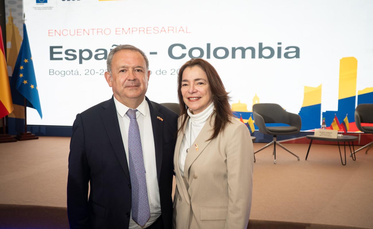 El secretario permanente de CEIB, Narciso Casado, junto a la presidenta de ProColombia, Carmen Caballero, en Bogotá.
