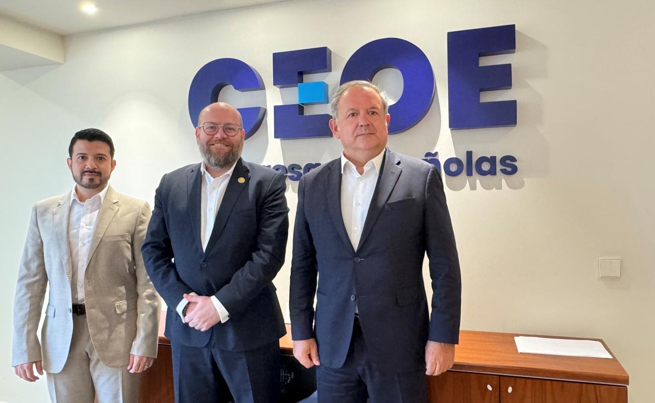 Narciso Casado junto a David Cabrera y Eduardo Alonzo de CENPROMYPE