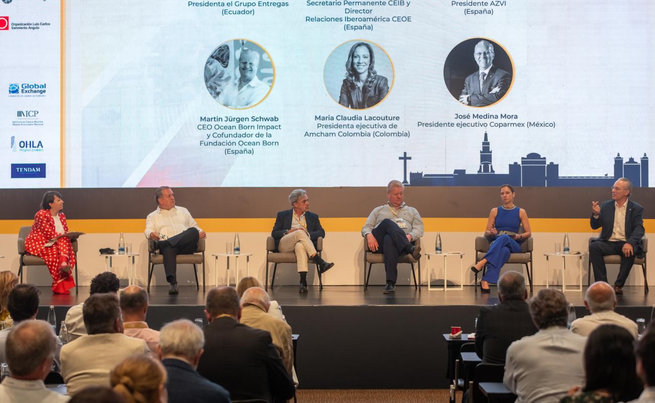 Ponentes en el panel "Empresas que transforman" durante el Congreso Iberoamericano de CEAPI