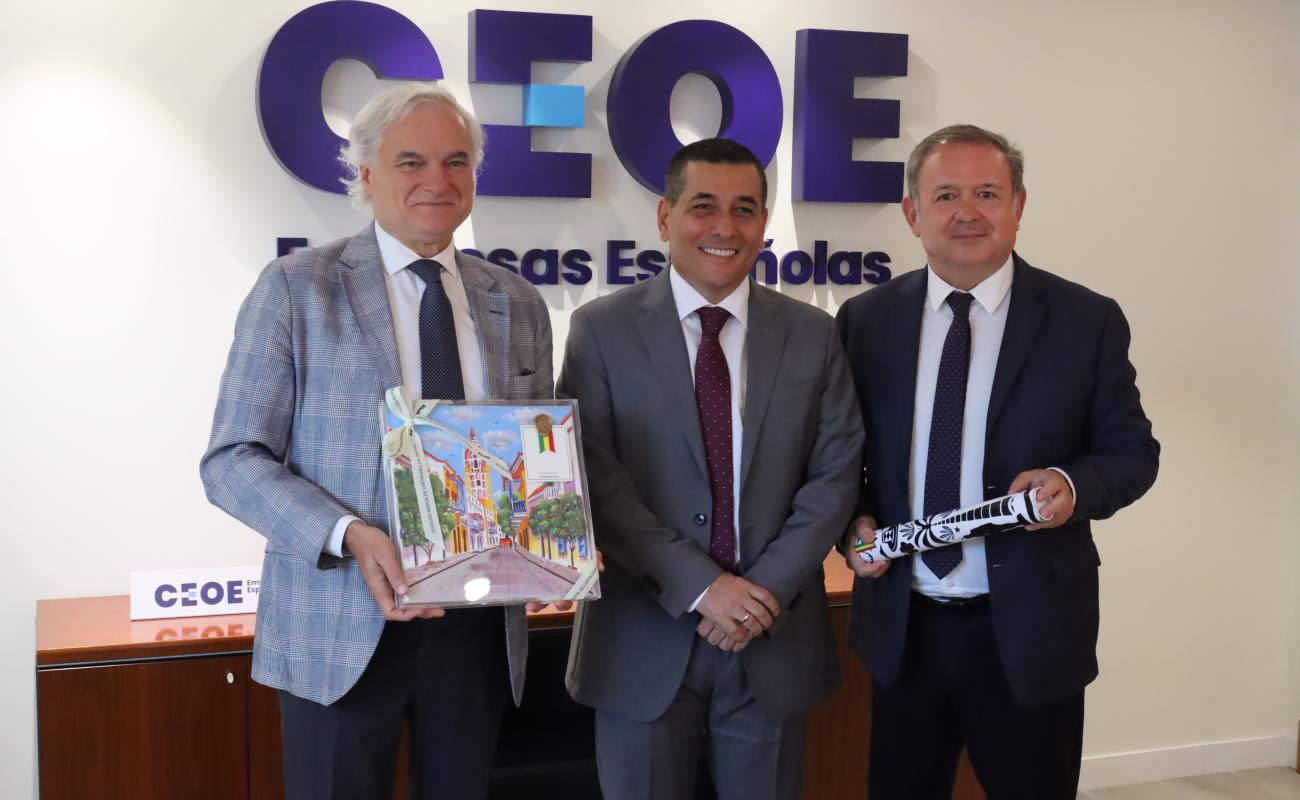 Miguel Garrido, Dumek Turbay y Narciso Casado durante la reunión celebrada en CEOE