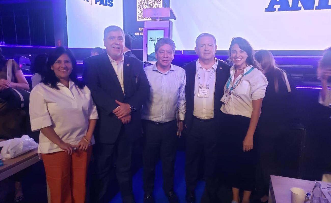 Francisco Jarrín y Narciso Casado junto al presidente de la ANDI, Bruce Mac Master, y su equipo..