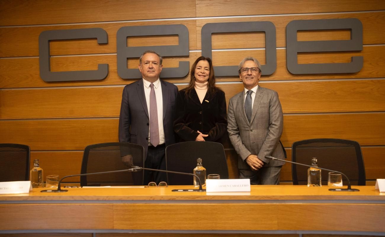 El secretario permanente de CEIB, Narciso casado; la presidente de ProColombia, Carmen Caballero; y el embajador de Colombia en España. Eduardo Ávila.