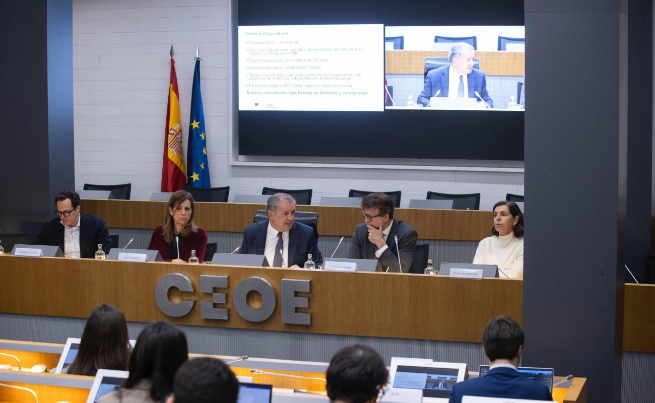 Narciso Casado junto a representantes del BEI
