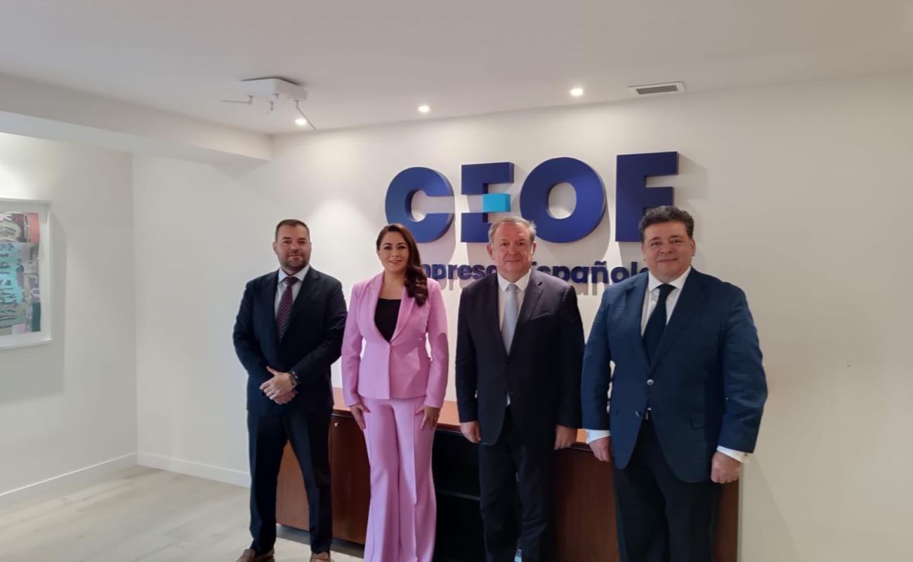 Participantes en la reunión de trabajo en CEOE con la gobernadora de Aguas Calientes