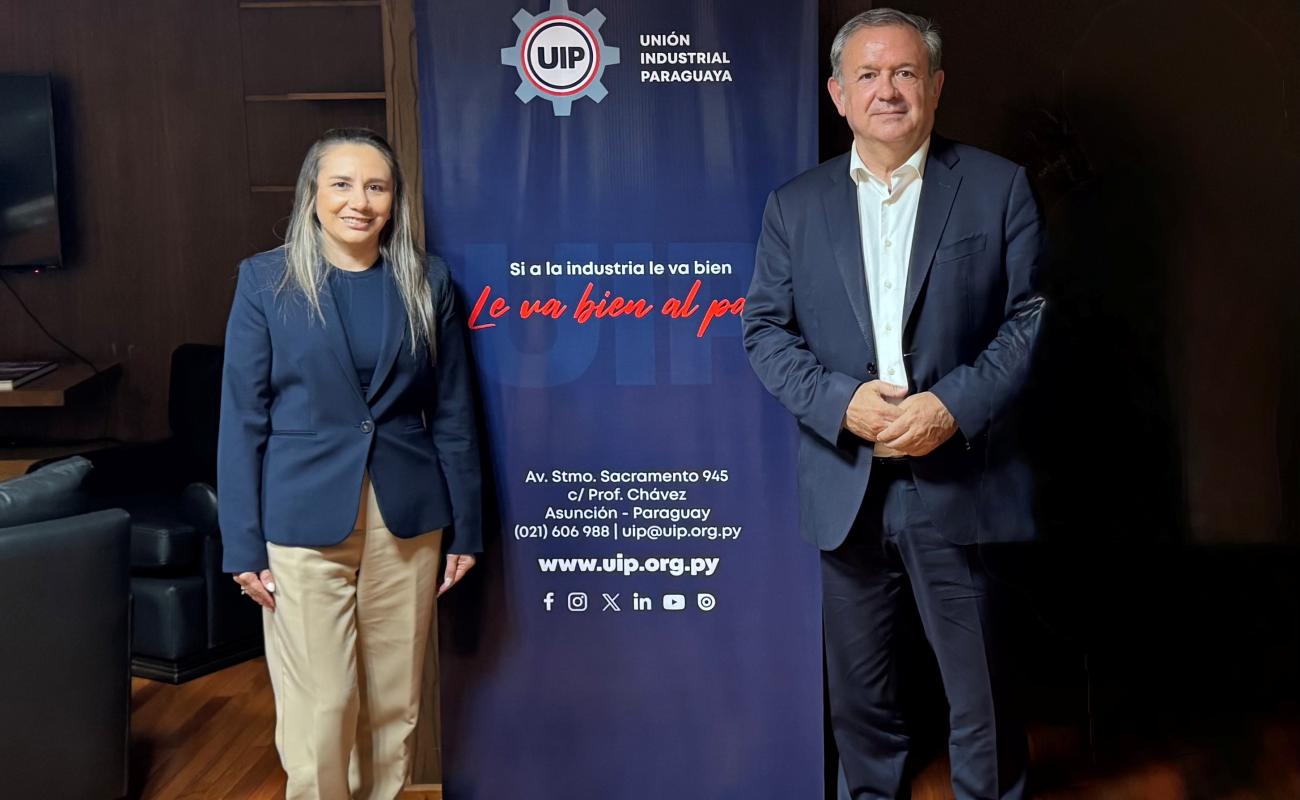 El secretario permanente de CEIB con la vicepresidenta de Cooperación Técnica y Fortalecimiento de Mipymes de la UIP, María José Espínola