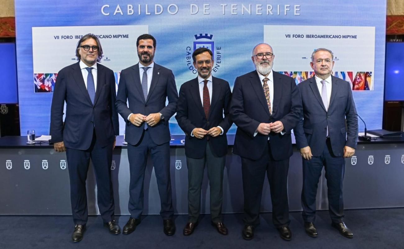 Participantes en la presentación del VVI Foro de la Mipyme en Tenerife, Islas Canarias