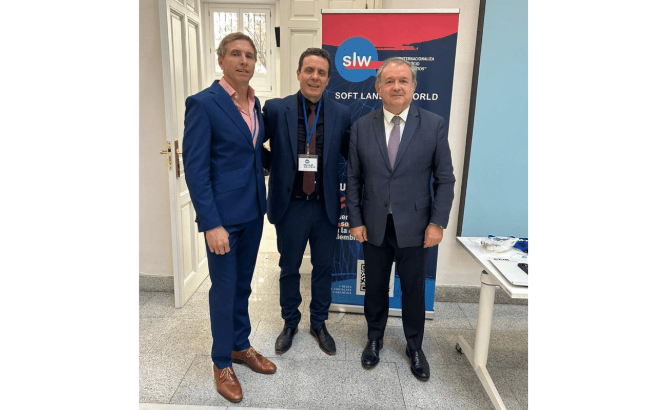 Narciso Casado con algunos de los participantes en el 5º aniversario de Soft Landing World