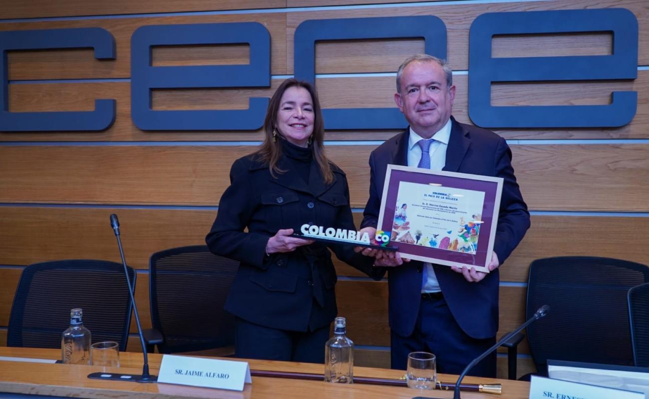 Narciso Casado junto a Carmen Caballero tras su nombramiento como Embajador de Corazón de la Marca País Colombia