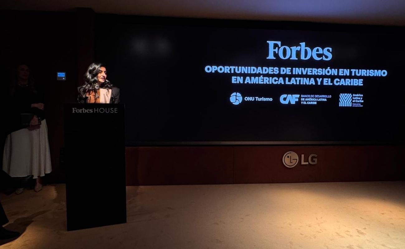 La secretaria general de ONU Turismo, Shaikkha Nasser Al Nowais, durante la inauguración del acto.