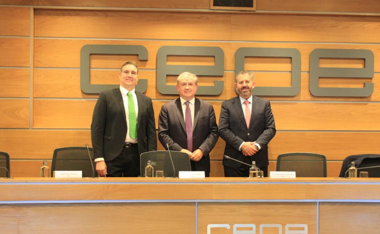Daniel Massó, Narciso Casado y Fernando Treviño durante la jornada en CEOE