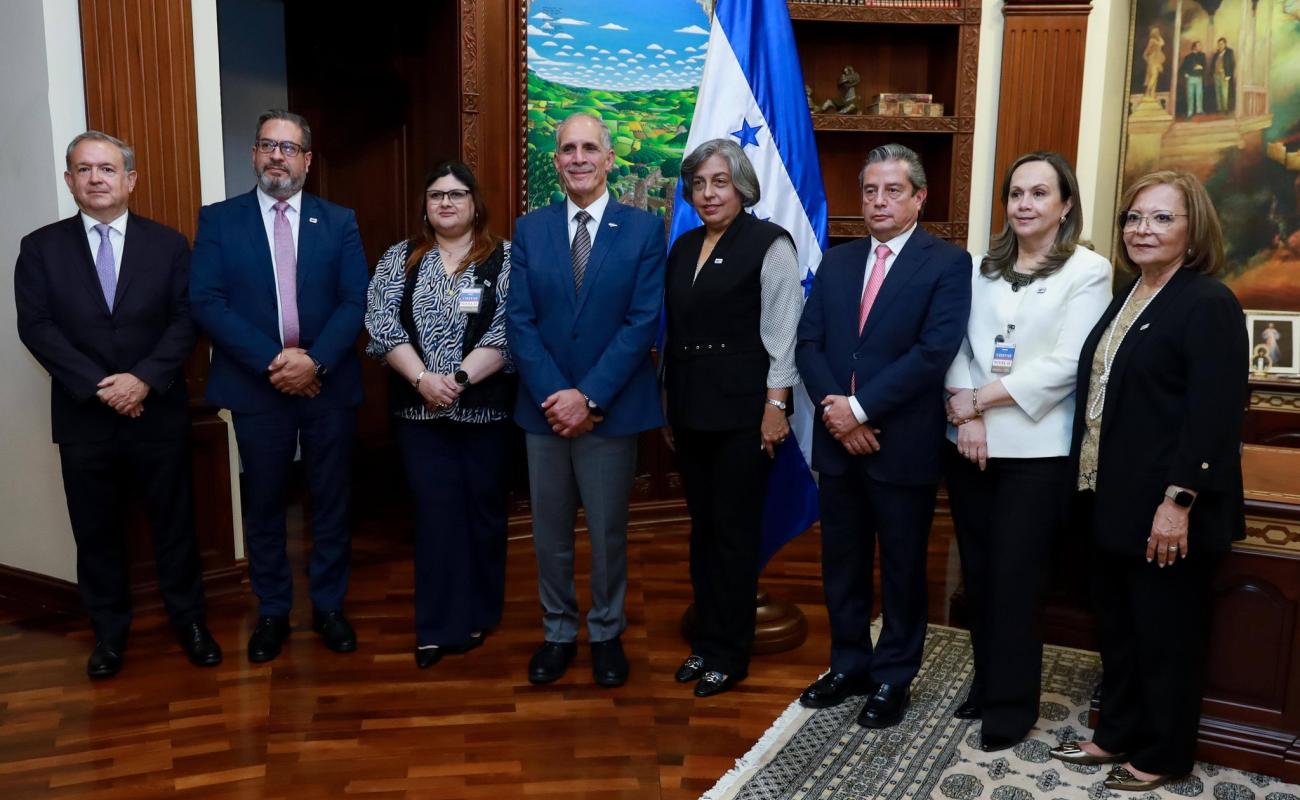 El presidente de Honduras recibe a Narciso Casad y a la delegación de COHEP en el Palacio presidencial