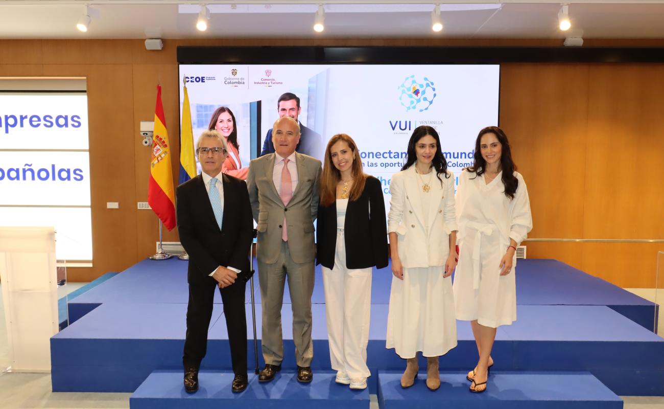 Foto de familia jornada VUI en CEOE