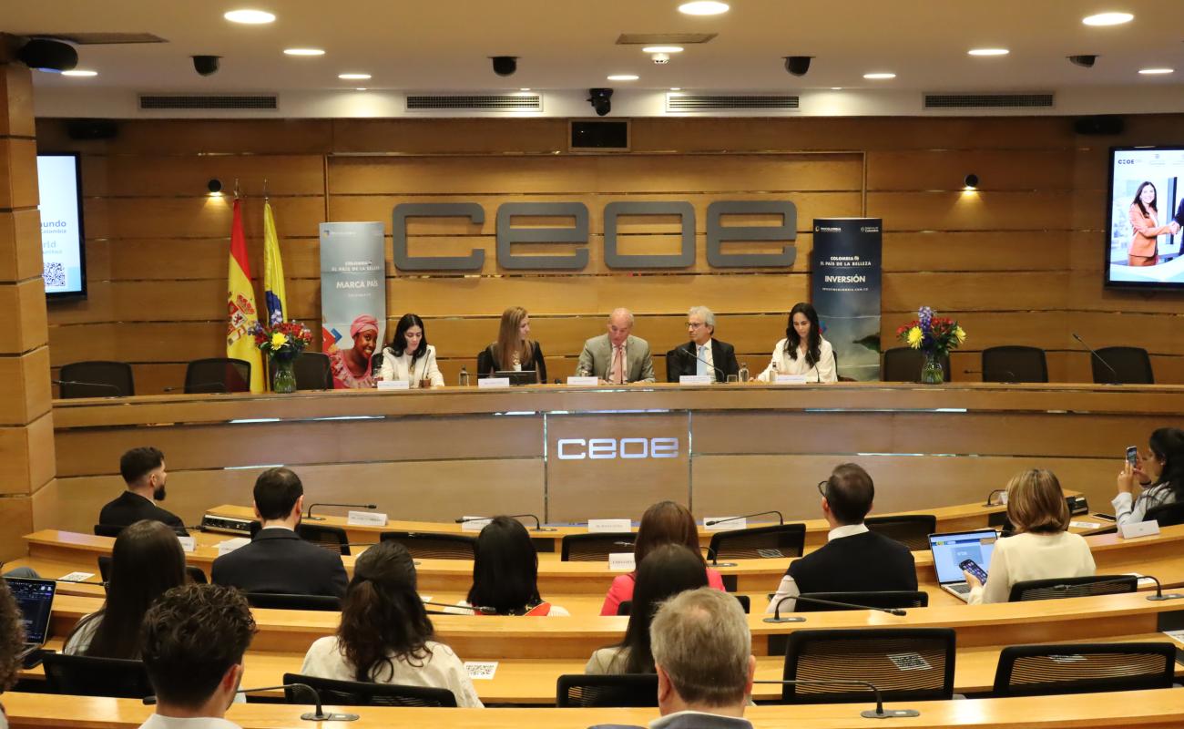 Participantes en la inauguración de VUI Colombia