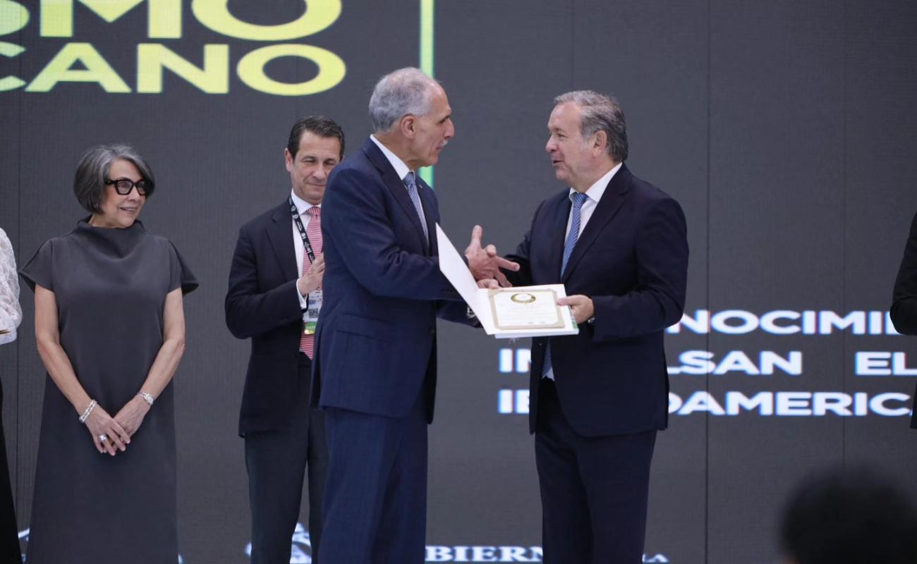 Narciso Casado entregando el premio a Nasry Asfura, presidente de Honduras