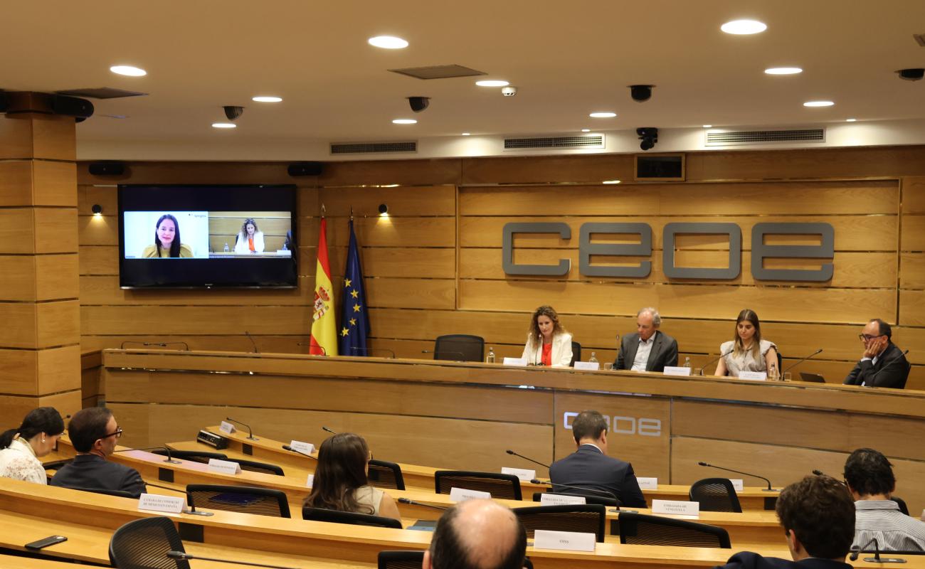 Participantes en el panel de discusión sobre RSC y ASG 