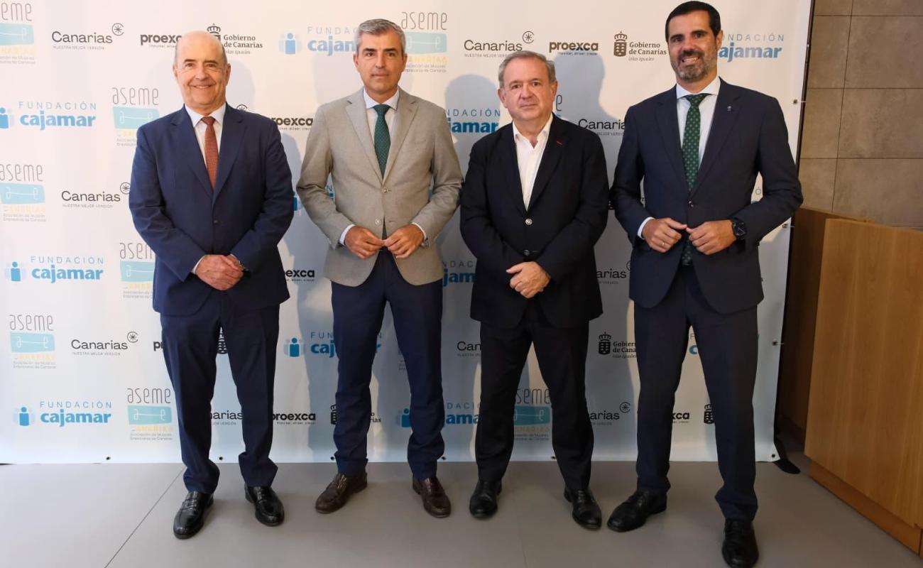 Reunión con el vicepresidente del gobierno de Canarias, Manuel Domínguez; el viceconsejero de Economía e Internacionalización, Gustavo González de Vega, y el presidente de la Confederación Canaria de Empresarios, Pedro Ortega.