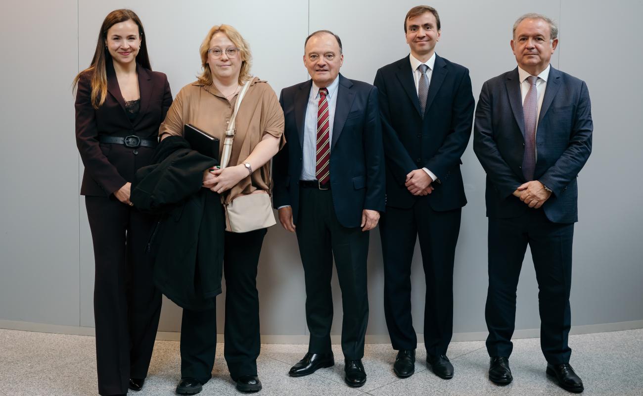 Participantes en el panel sobre Mipymes y adopción de IA en el encuentro del BIAC celebrado en Uruguay
