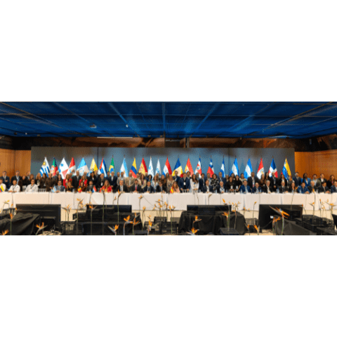 Foto de familia de representantes de sector público y privado durante el foro de Mipymes