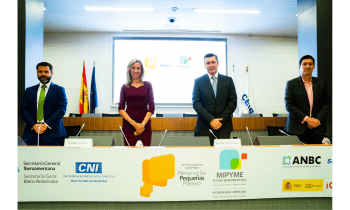 Ponentes posando para la foto, inauguración primer panel Foro Innovación Abierta