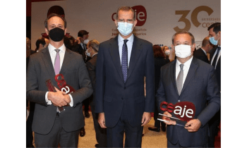 Pablo Adrián Hardy y Narciso Casado junto a S.M. el Rey recogen el premio de CEAJE