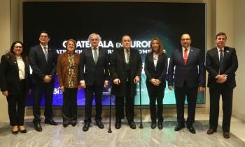 Participantes en el encuentro con el presidente de Guatemala, Alejandro Giammattei