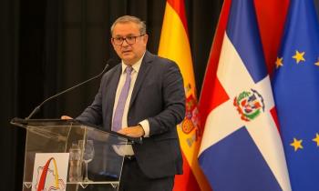 Narciso Casado interviniendo. Detrás, las banderas de España, de República Dominicana y de la Unión Europea.