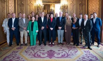 foto de familia de los participantes en la reunión con la ministra de Planificación y Presupuestos de Brasil