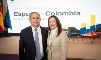 El secretario permanente de CEIB, Narciso Casado, junto a la presidenta de ProColombia, Carmen Caballero, en Bogotá.