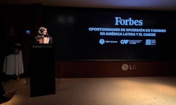 La secretaria general de ONU Turismo, Shaikkha Nasser Al Nowais, durante la inauguración del acto.