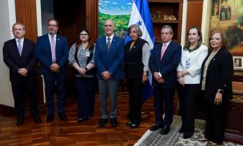 El presidente de Honduras recibe a Narciso Casad y a la delegación de COHEP en el Palacio presidencial