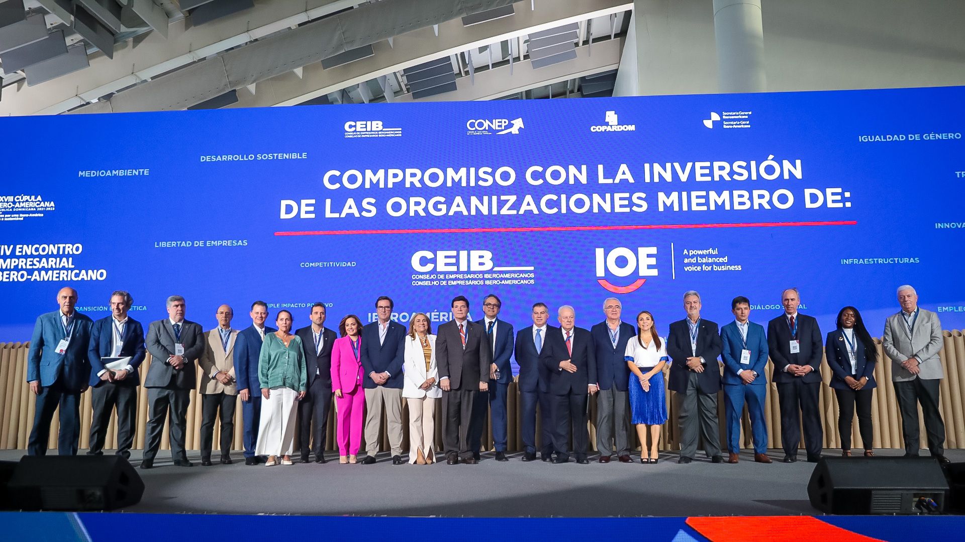 Foto de familia miembros CEIB y OIE